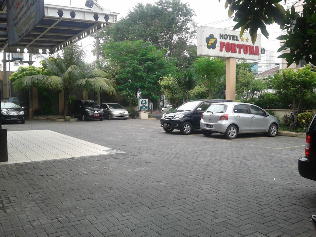 Hotel Fortuna Сурабая Екстериор снимка